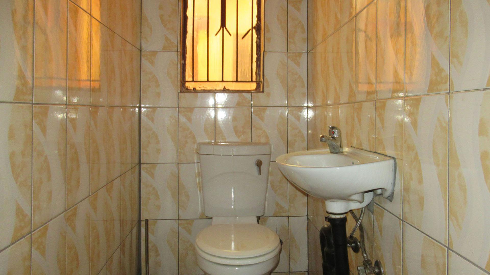 Bathroom 1 - 2 square meters of property in Protea North