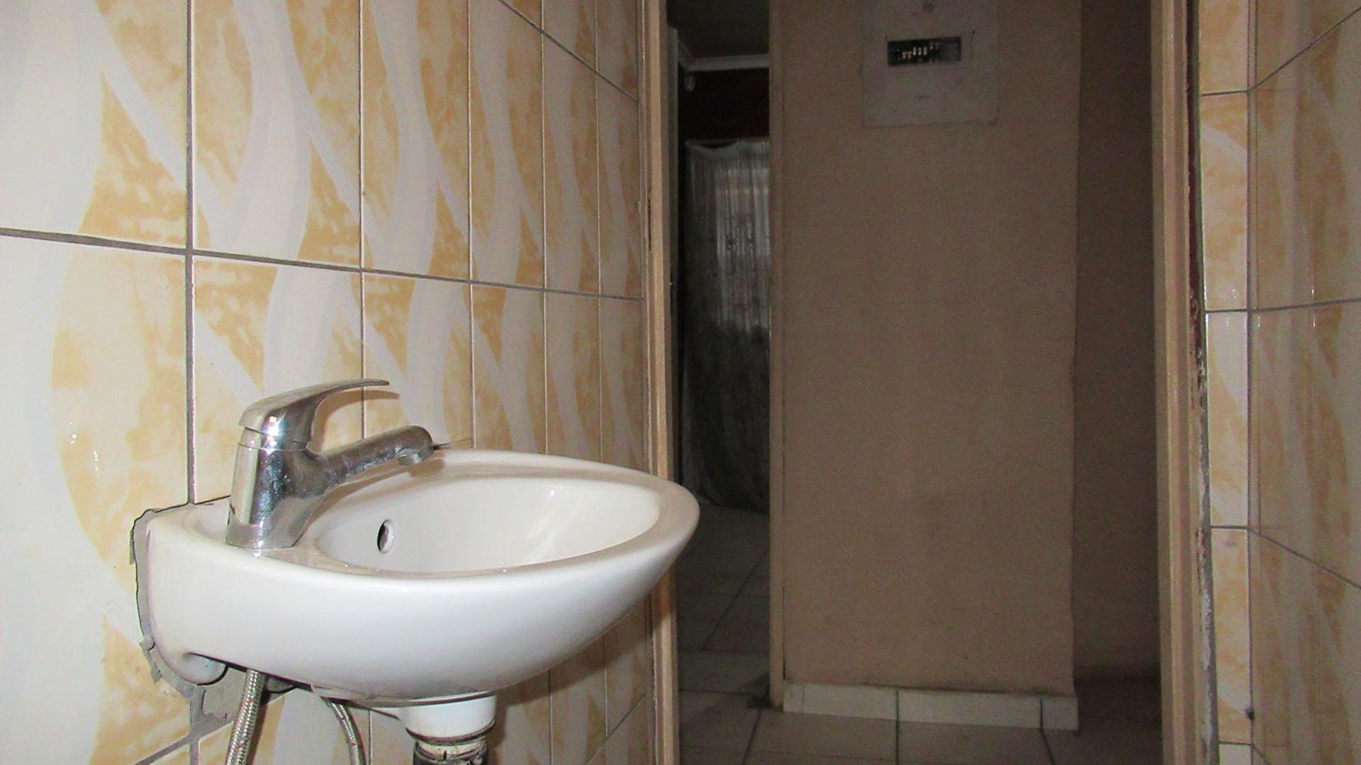 Bathroom 1 - 2 square meters of property in Protea North