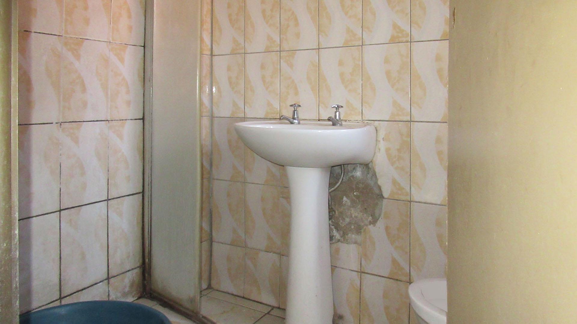 Bathroom 3+ - 7 square meters of property in Protea North