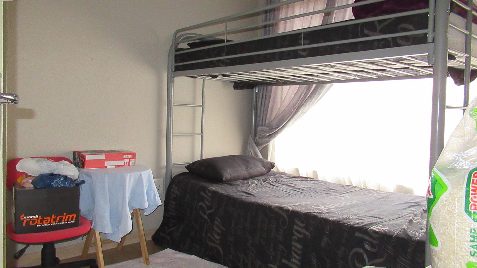 Bed Room 1 - 8 square meters of property in Meredale