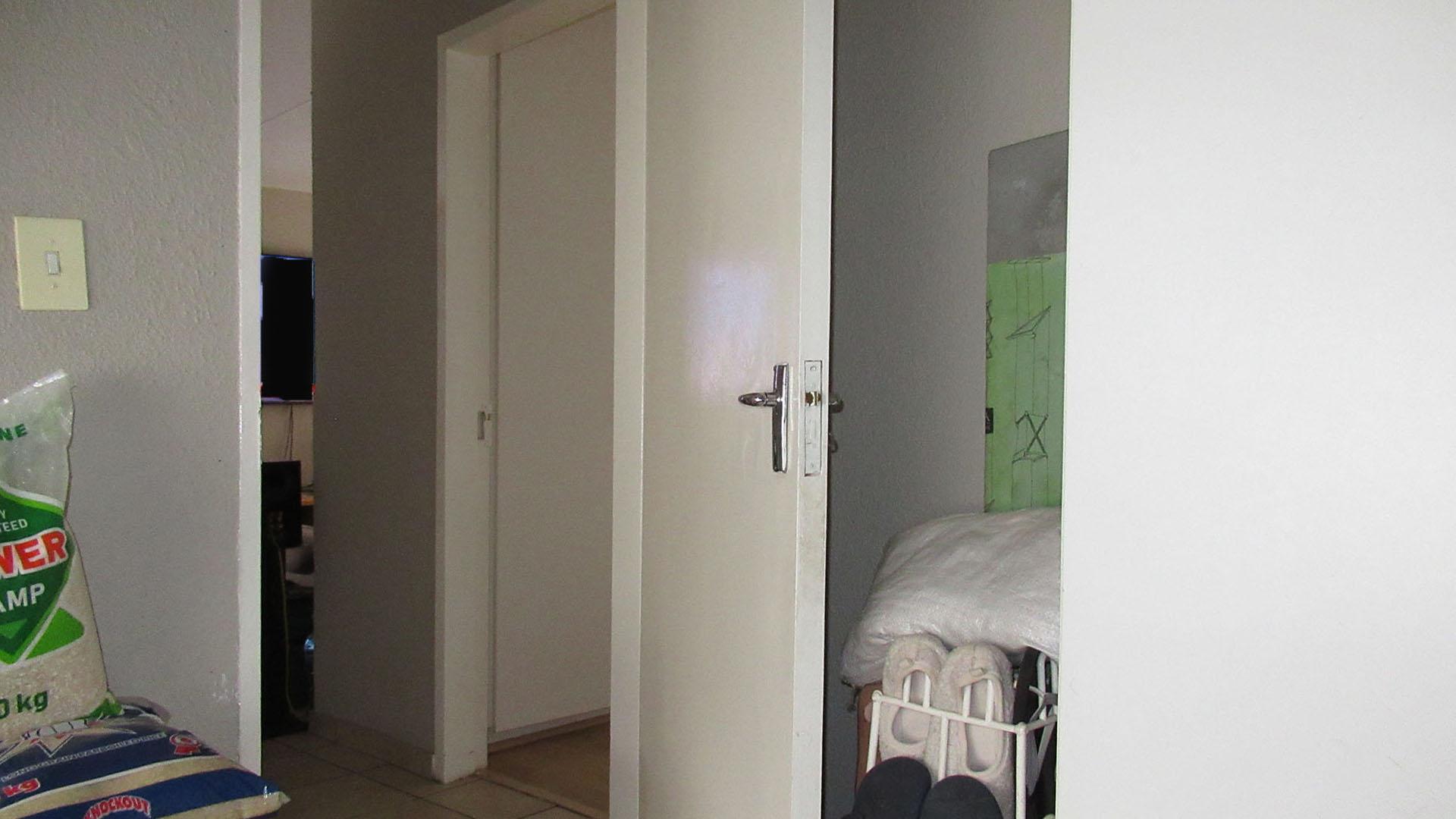 Bed Room 1 - 8 square meters of property in Meredale