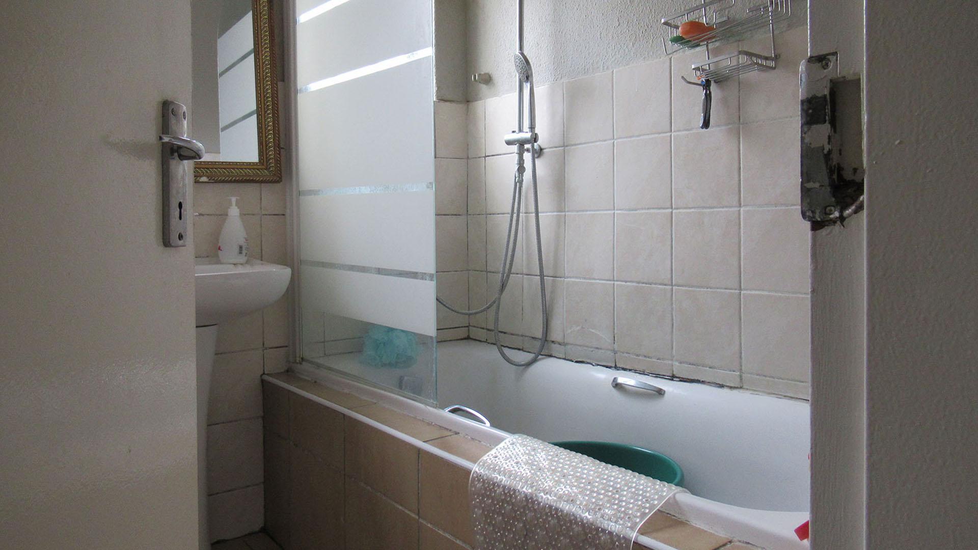 Bathroom 1 - 5 square meters of property in Meredale
