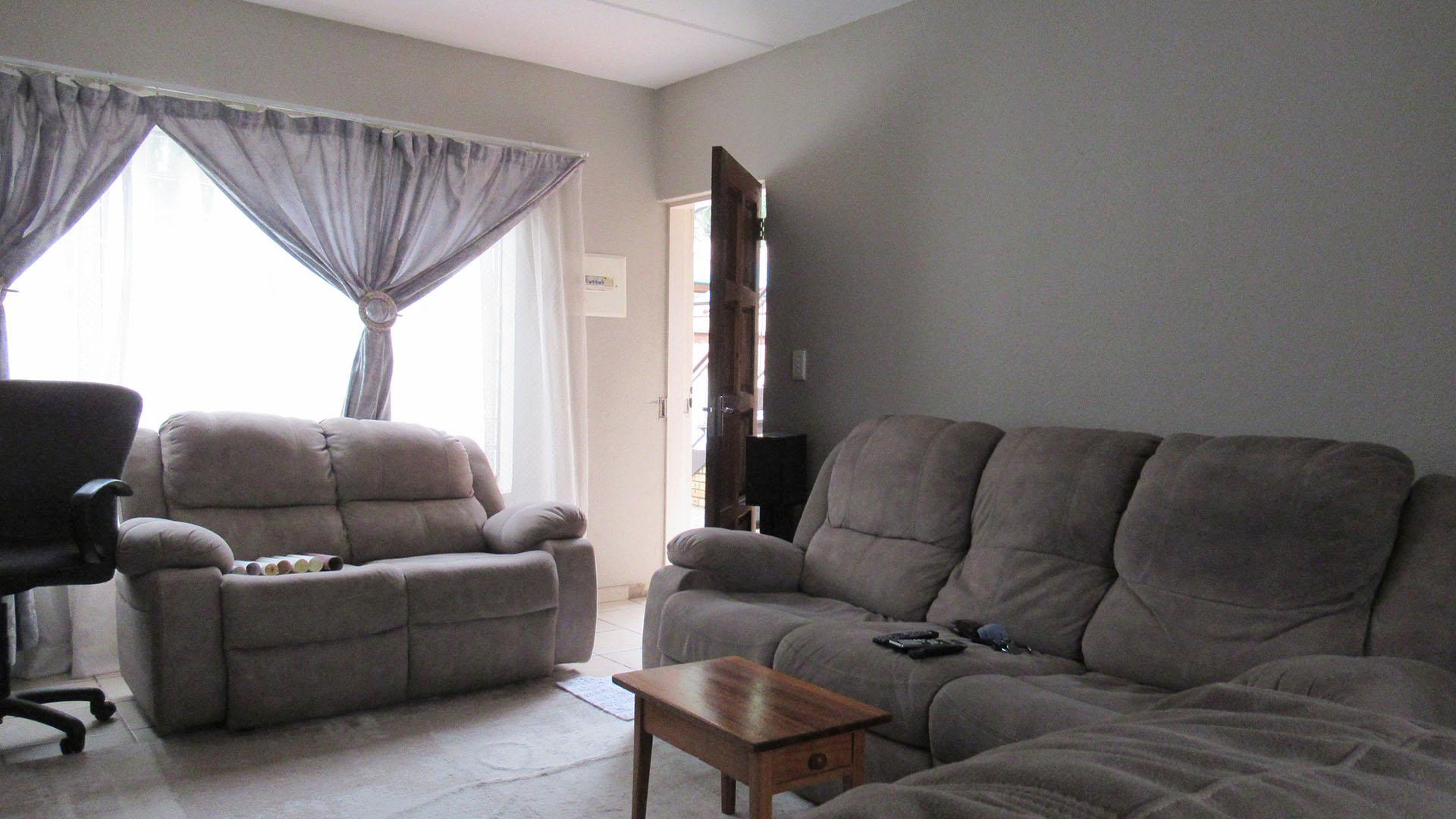 Lounges - 17 square meters of property in Meredale