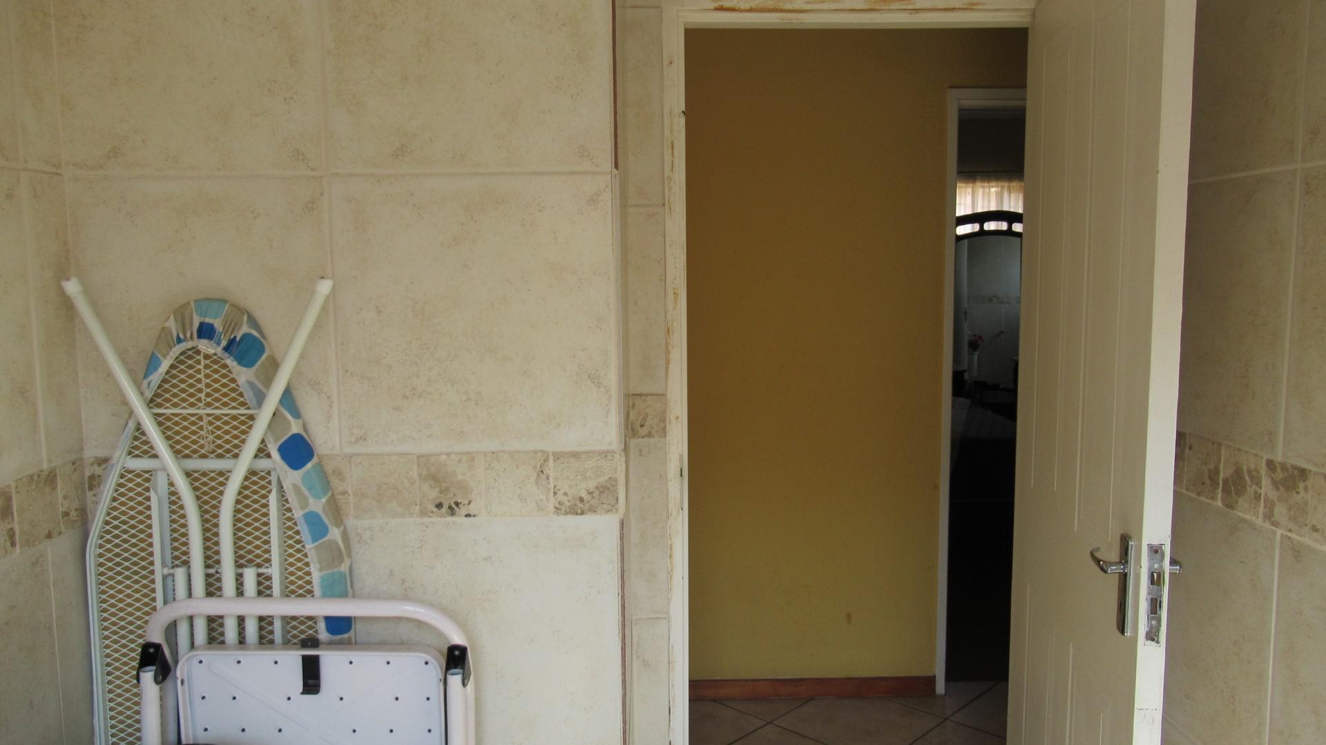 Bathroom 1 - 6 square meters of property in Southdowns Estate