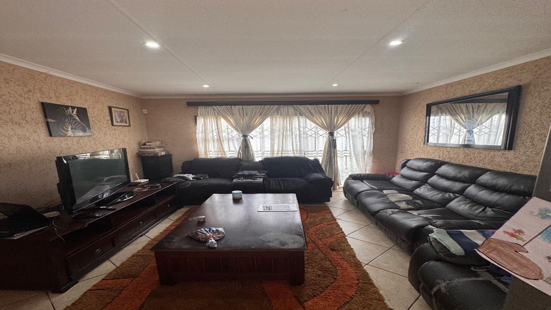 Lounges of property in Alliance