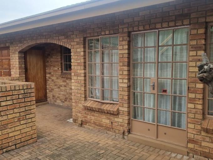 3 Bedroom Simplex for Sale For Sale in Protea Park - MR558914