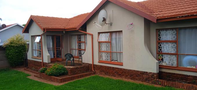 4 Bedroom House for Sale For Sale in Rooihuiskraal - MR559351