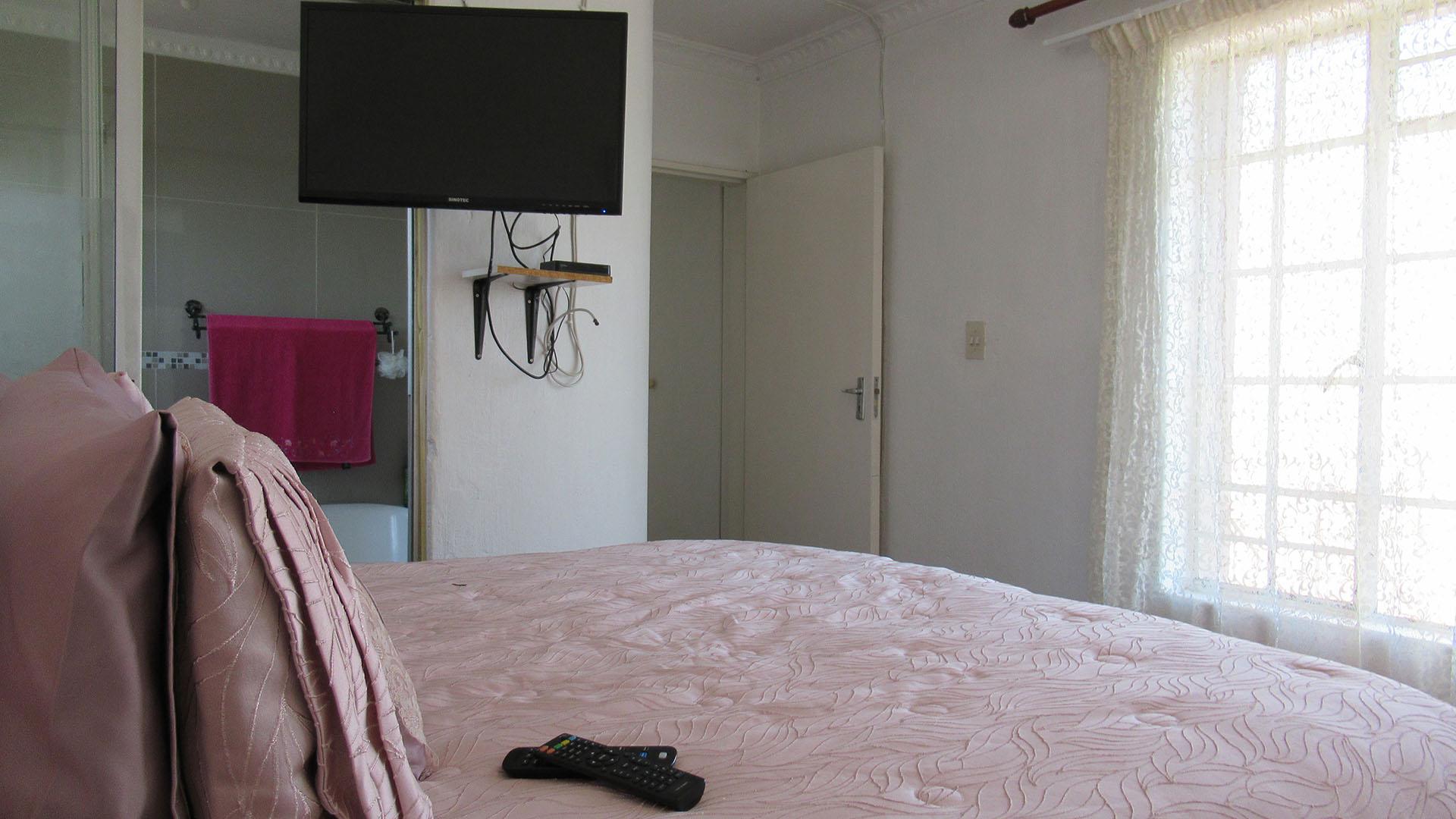 Main Bedroom - 15 square meters of property in Corlett Gardens