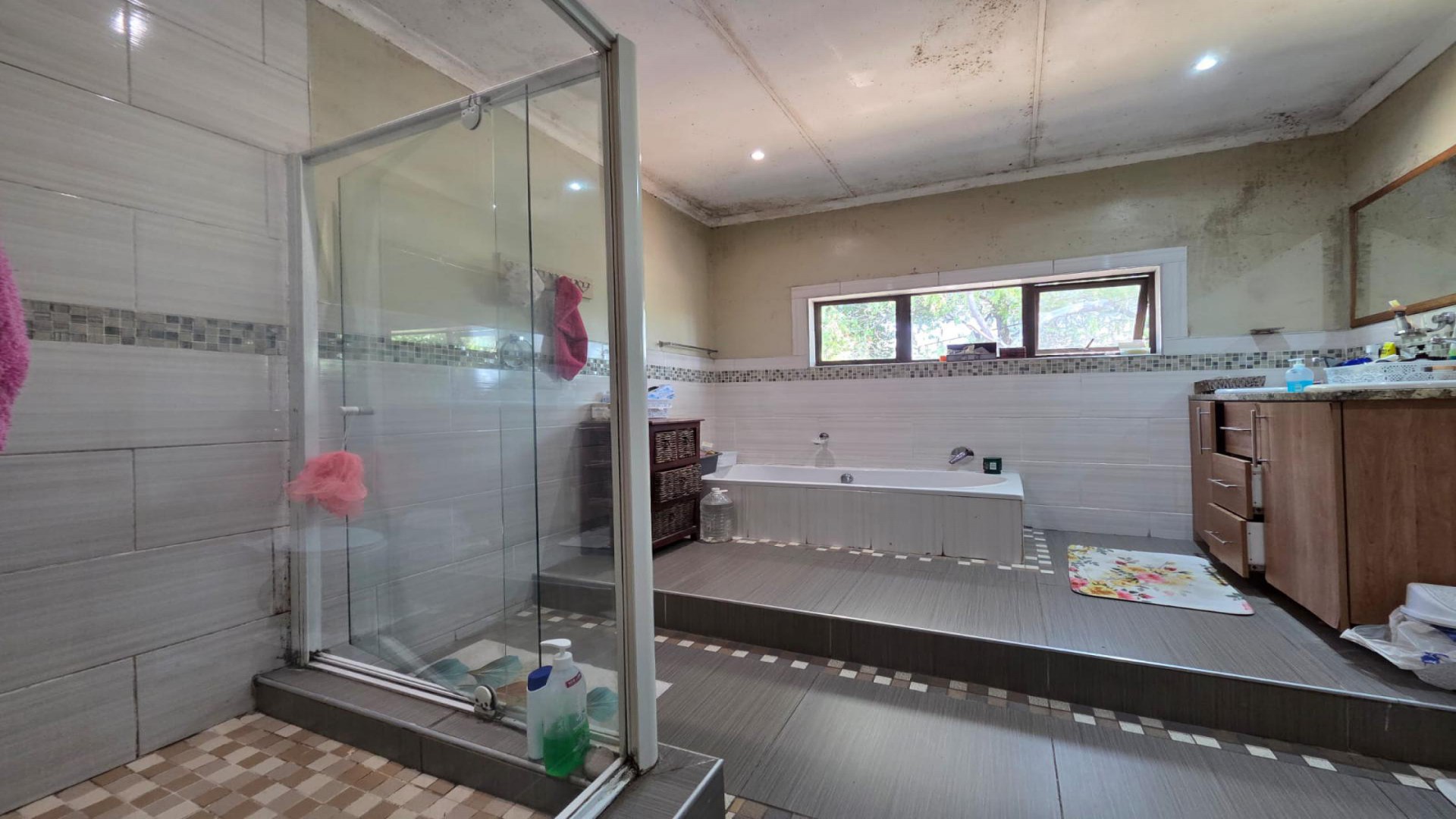 Bathroom 1 of property in Croydon