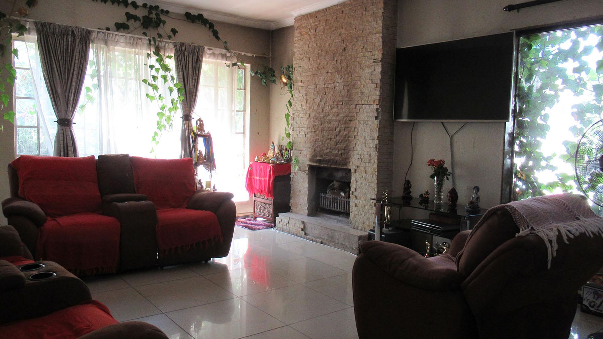 Lounges - 37 square meters of property in Croydon