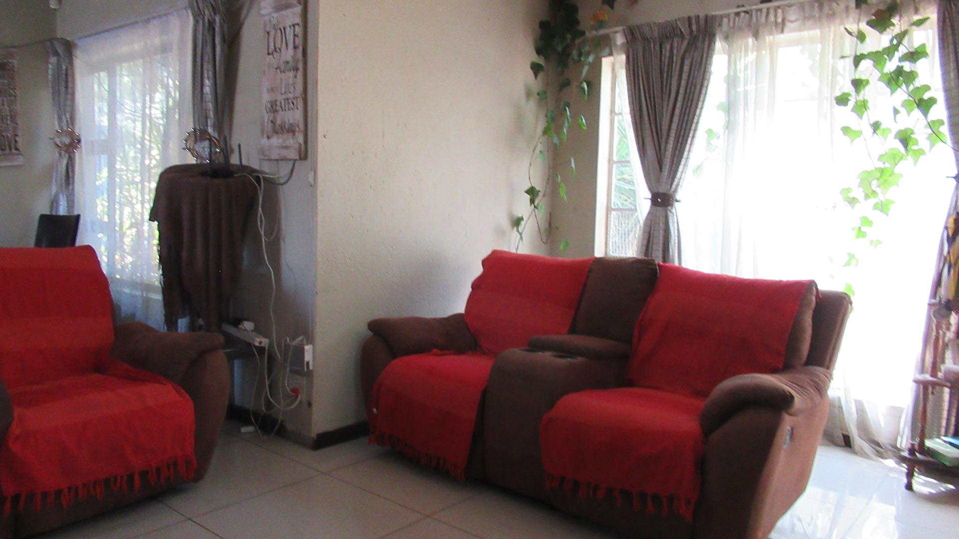 Lounges - 37 square meters of property in Croydon
