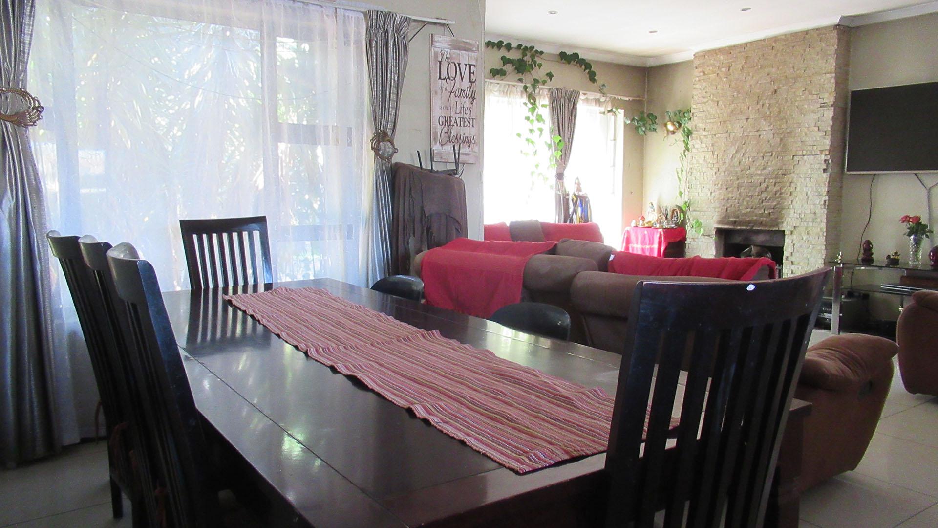Dining Room - 14 square meters of property in Croydon