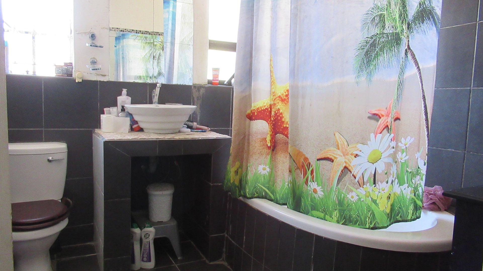Bathroom 1 - 7 square meters of property in Croydon