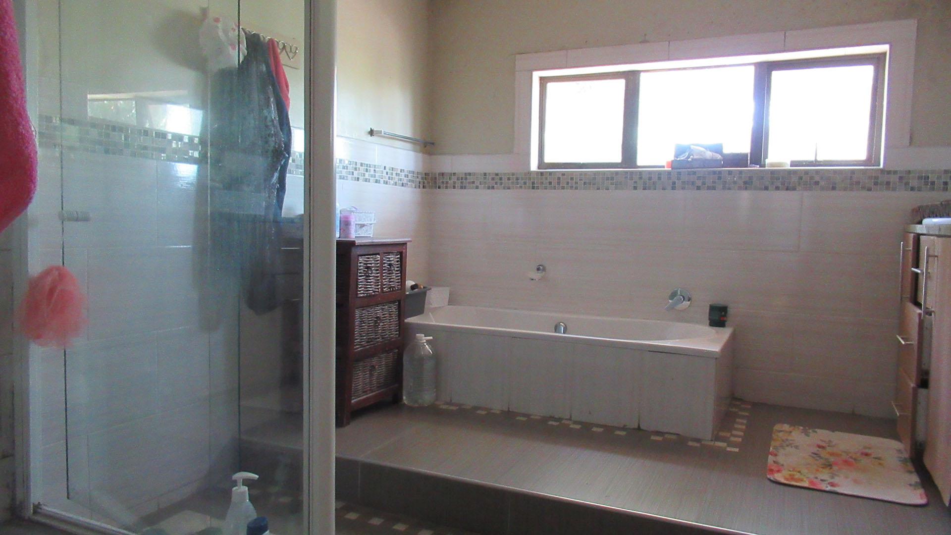 Main Bathroom - 11 square meters of property in Croydon