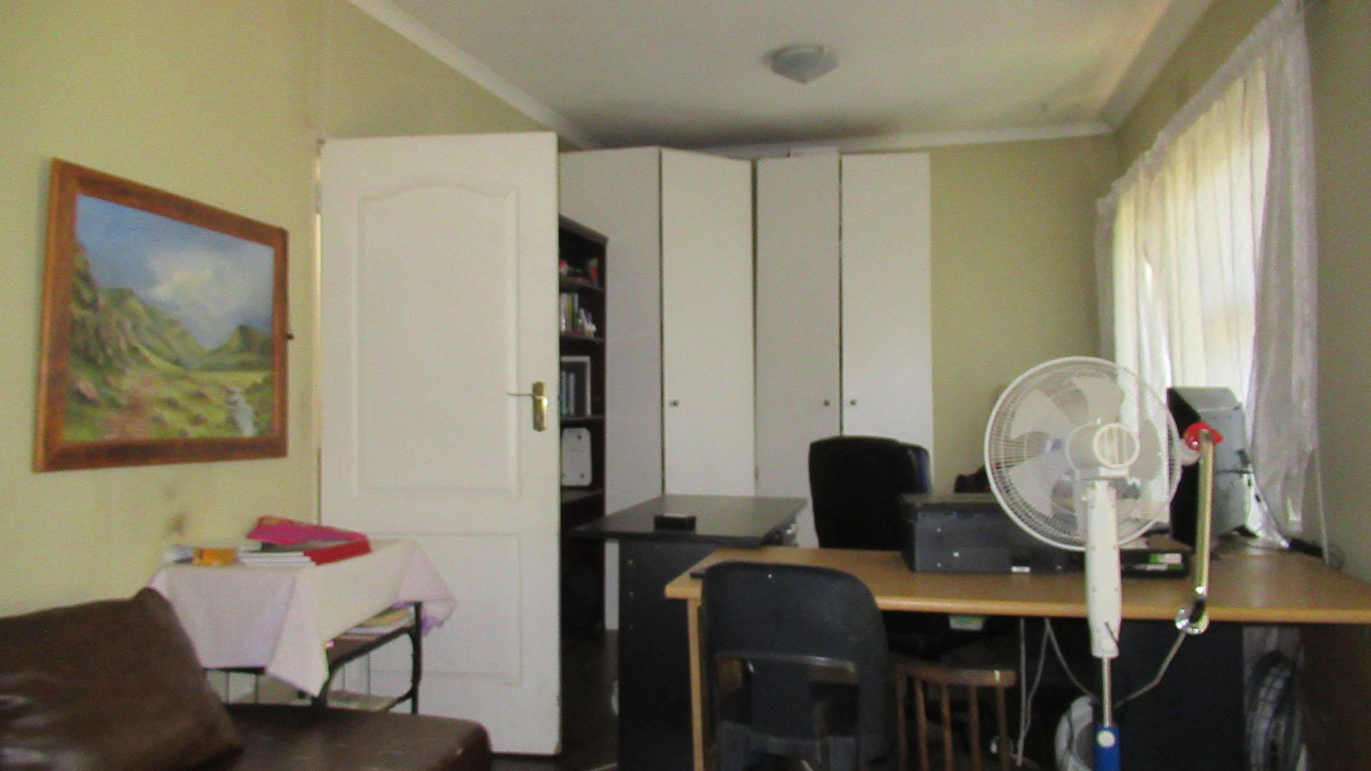 Bed Room 1 - 21 square meters of property in Croydon