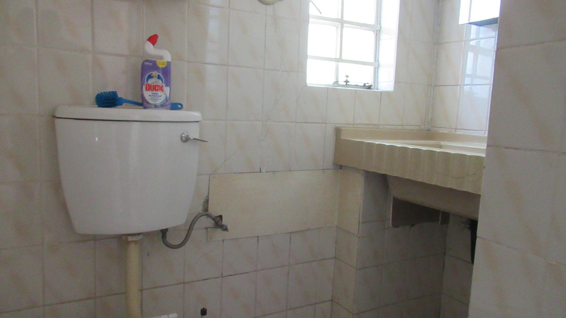Bathroom 2 - 4 square meters of property in Croydon