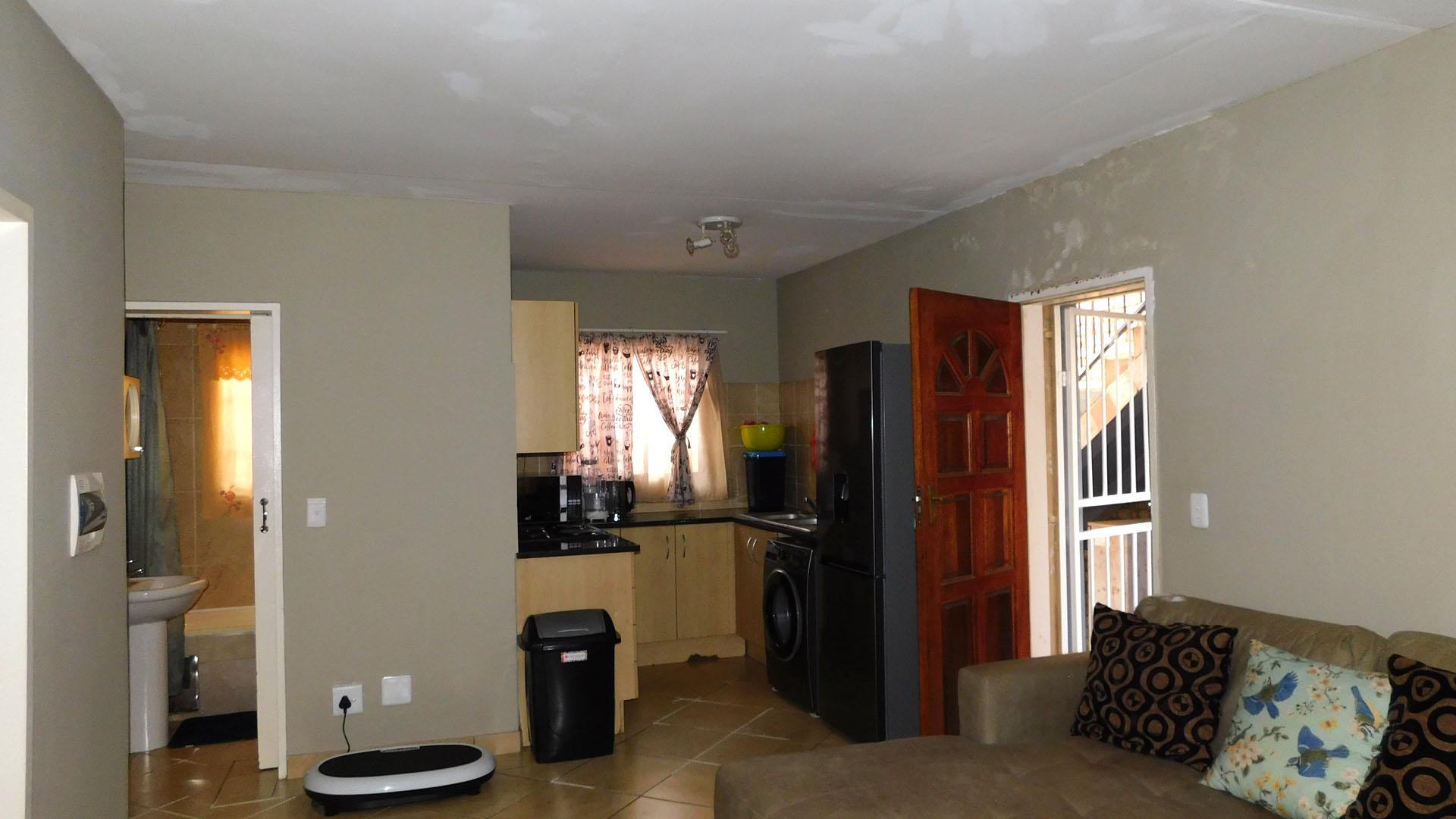 Lounges - 22 square meters of property in Andeon