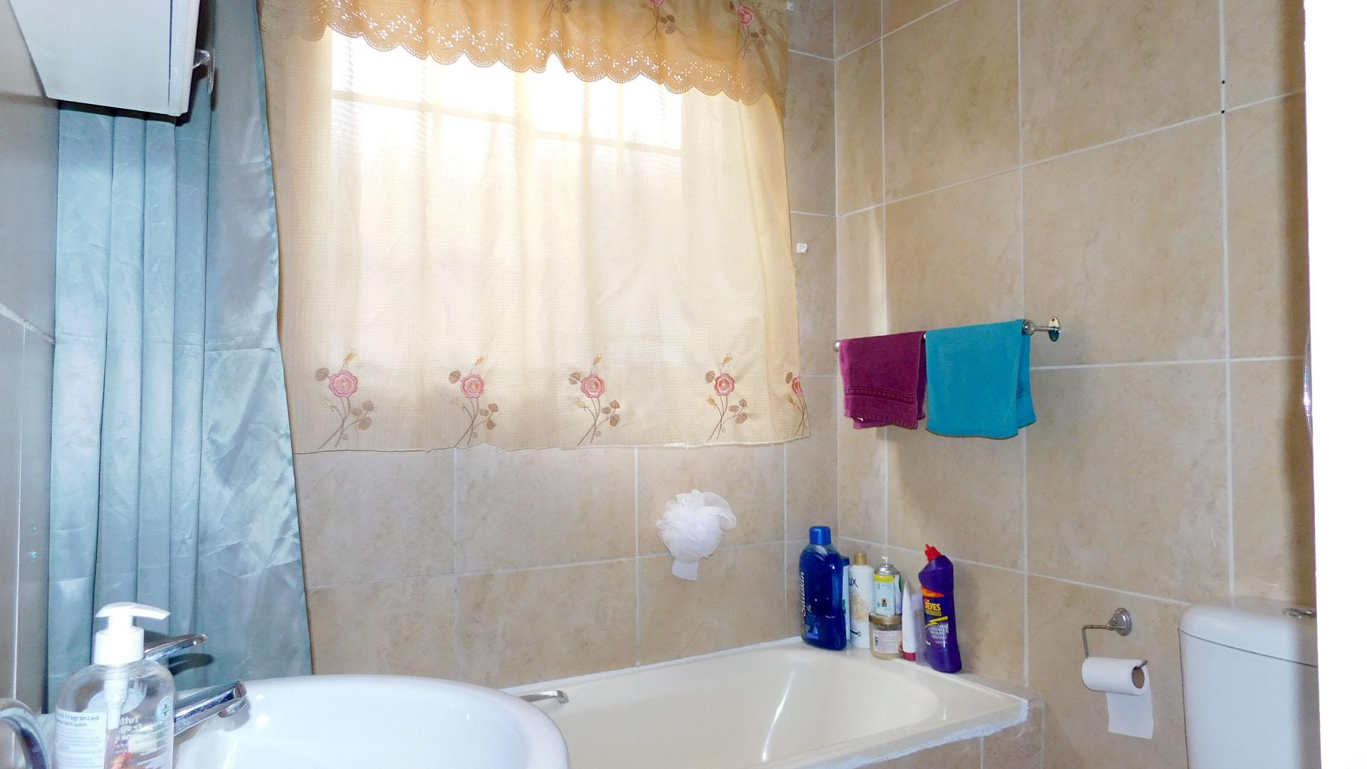 Bathroom 1 - 4 square meters of property in Andeon