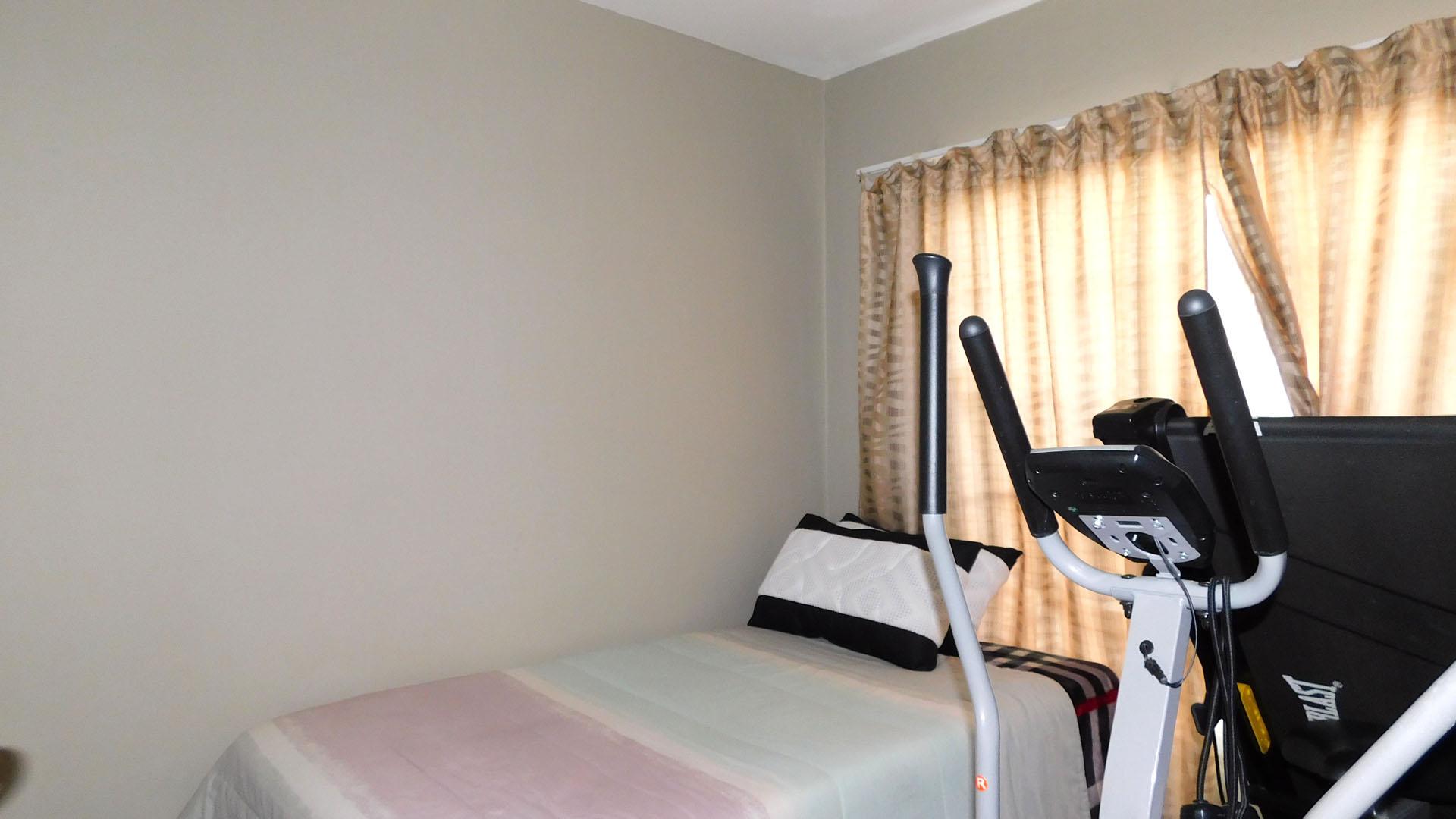 Bed Room 1 - 9 square meters of property in Andeon