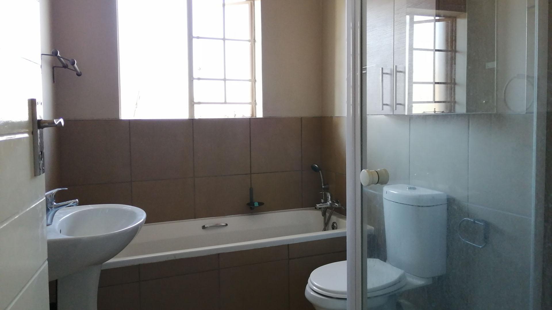 Bathroom 1 - 5 square meters of property in Monavoni
