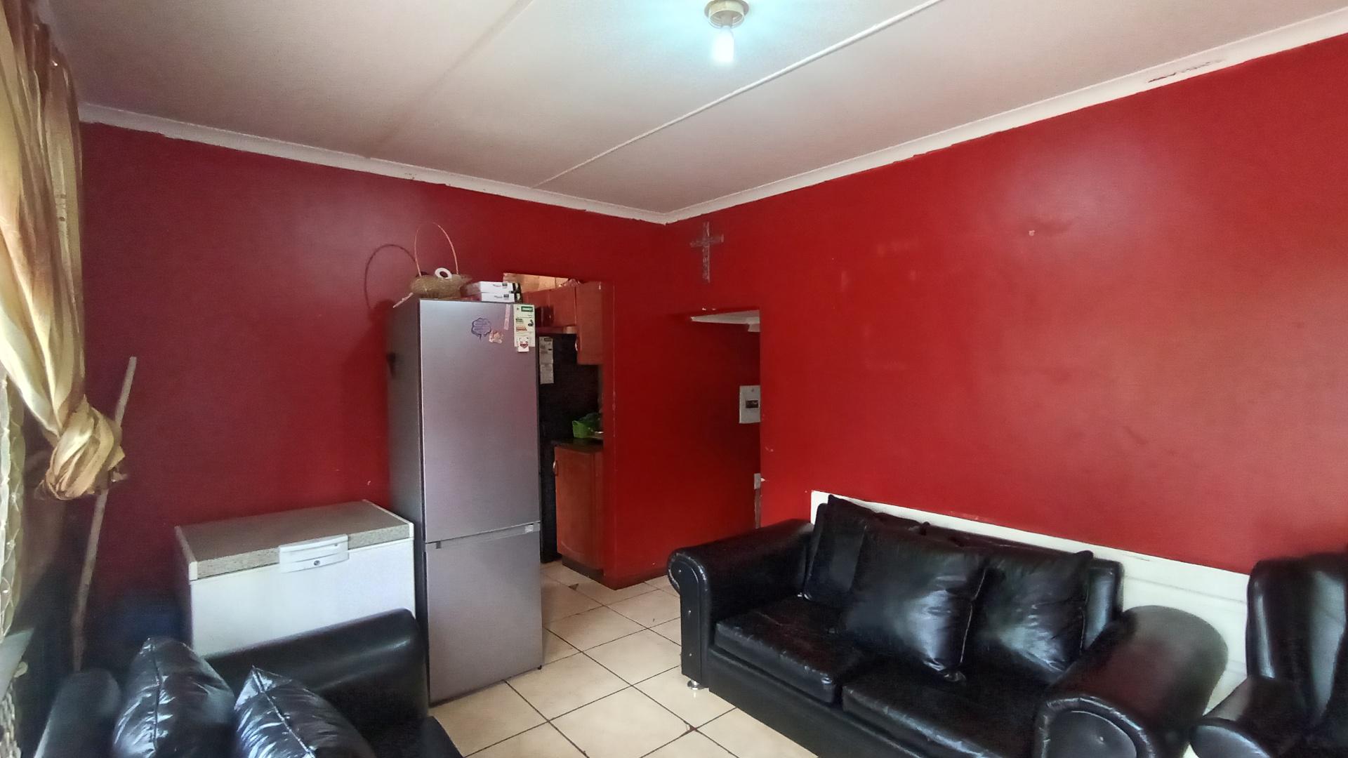 Lounges - 14 square meters of property in Northdale (PMB)