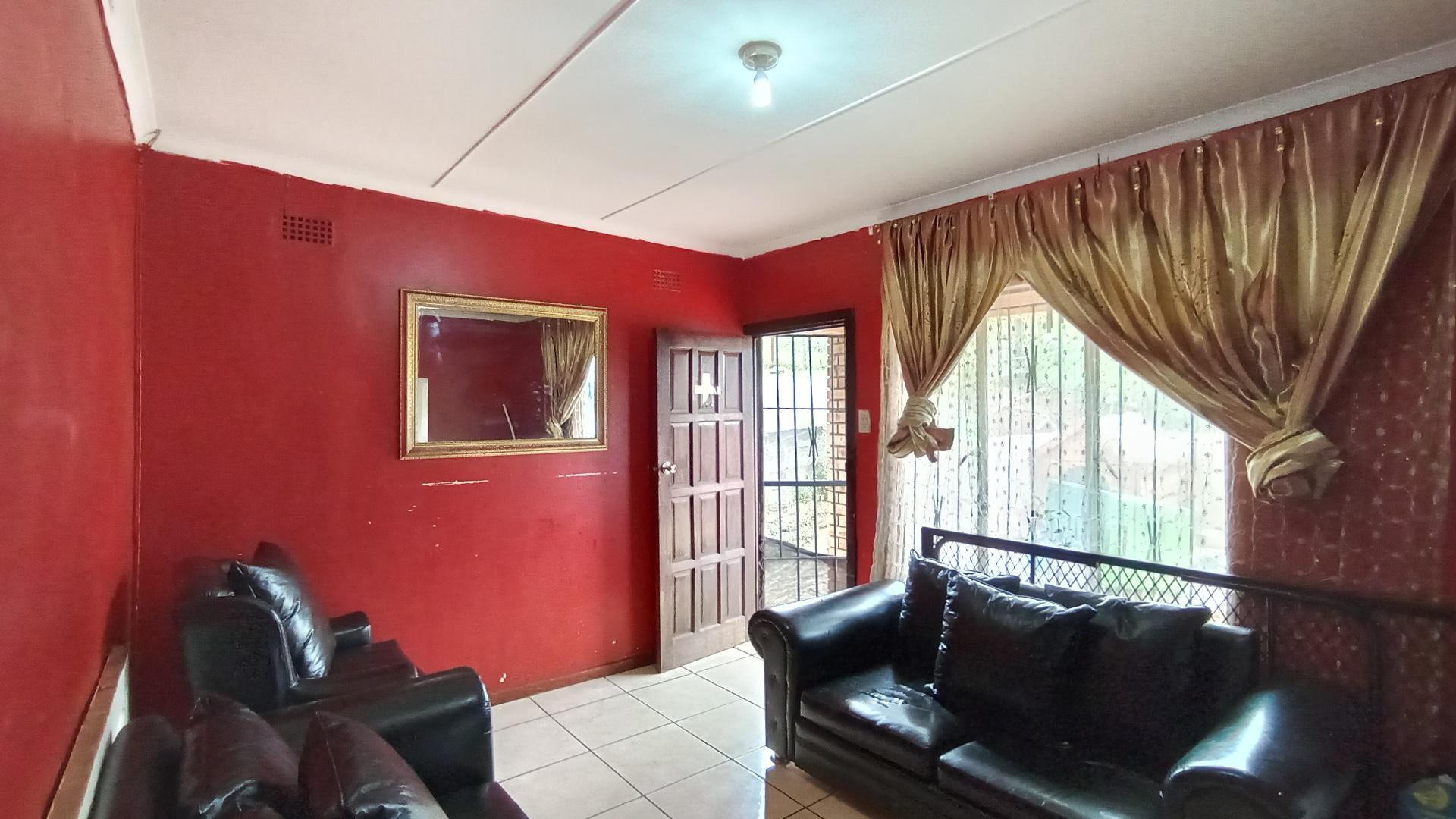 Lounges - 14 square meters of property in Northdale (PMB)