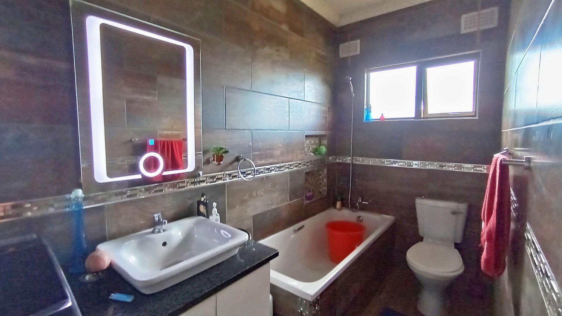Bathroom 1 - 6 square meters of property in Northdale (PMB)