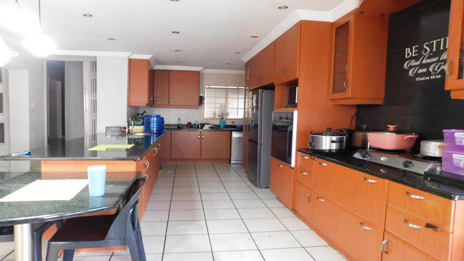 Kitchen of property in Faerie Glen