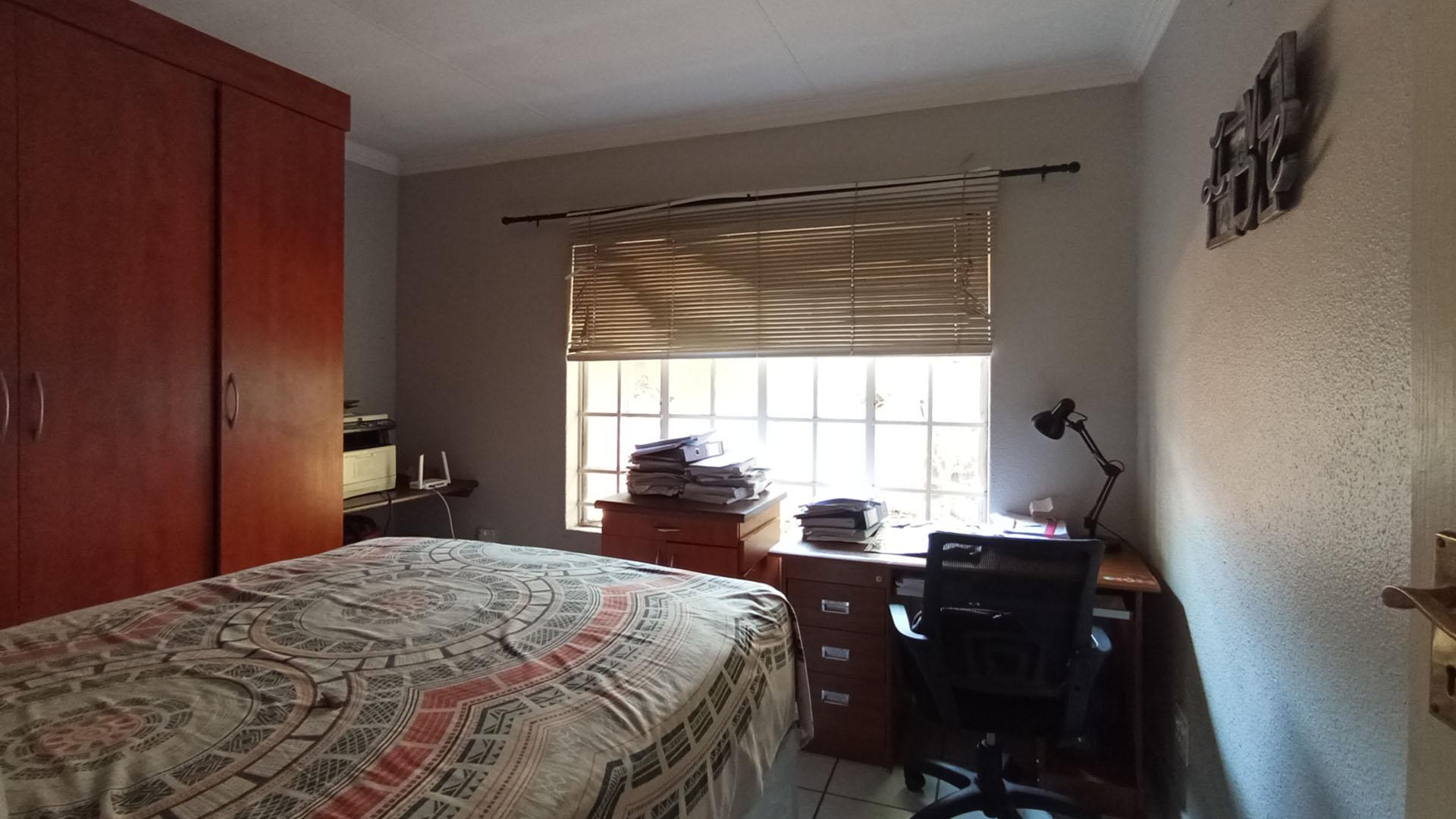 Bed Room 1 - 12 square meters of property in Faerie Glen