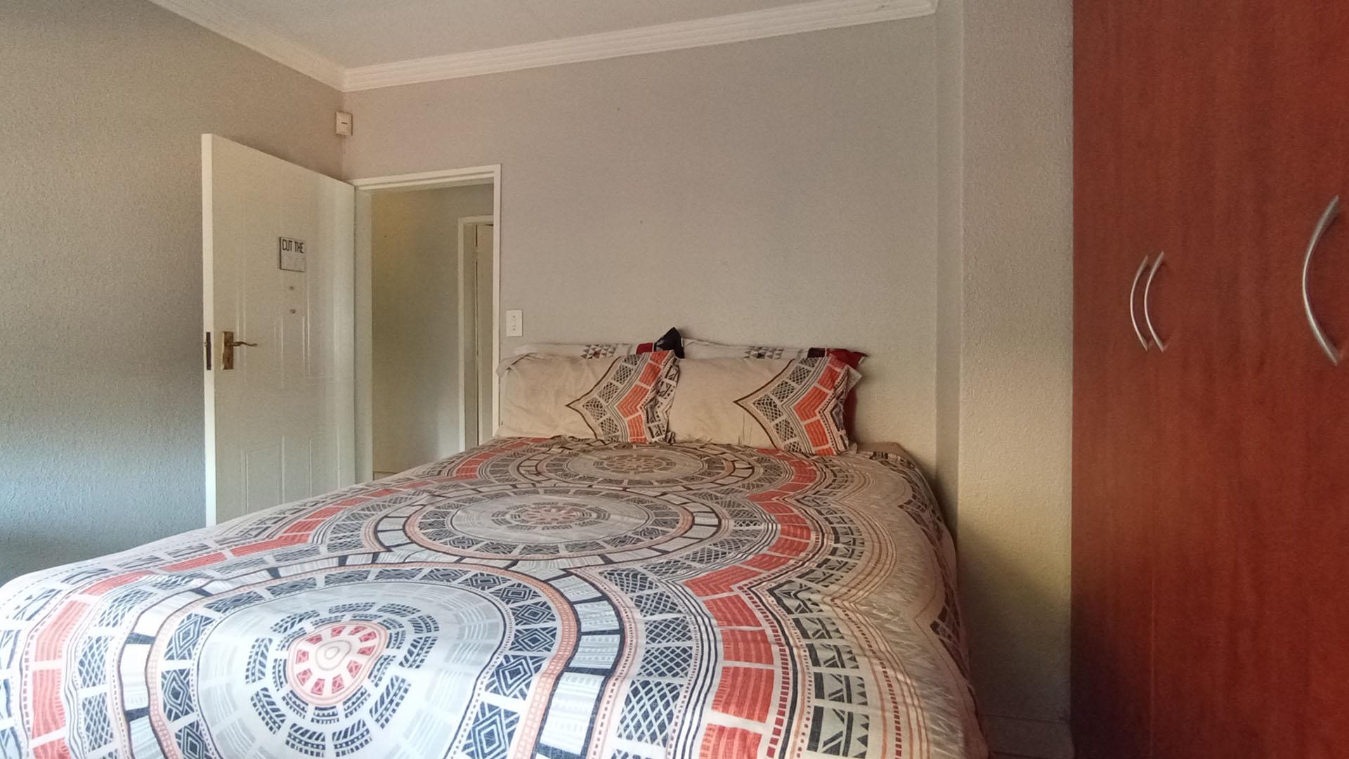 Bed Room 1 - 12 square meters of property in Faerie Glen