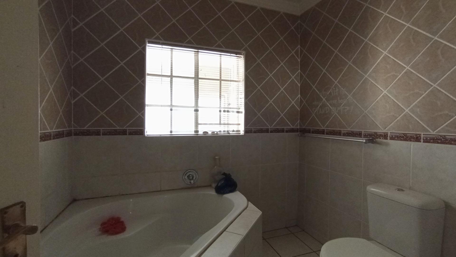 Bathroom 1 - 6 square meters of property in Faerie Glen