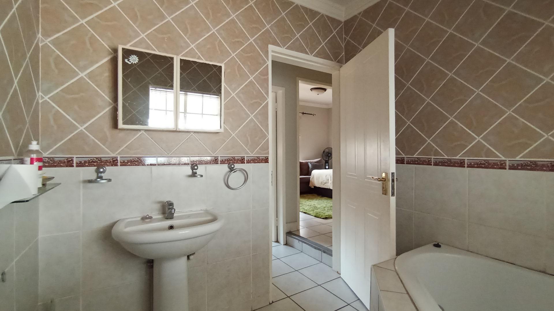 Bathroom 1 - 6 square meters of property in Faerie Glen