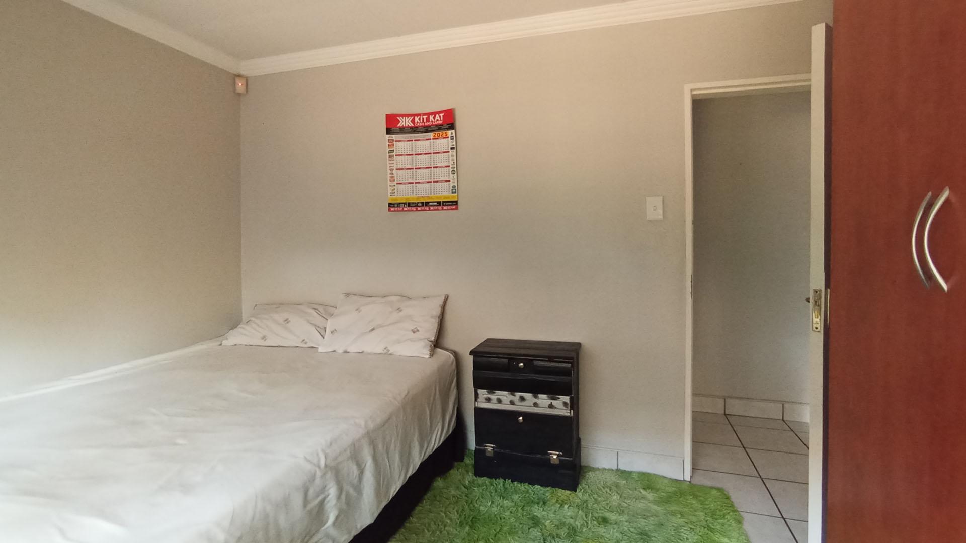 Bed Room 2 - 11 square meters of property in Faerie Glen