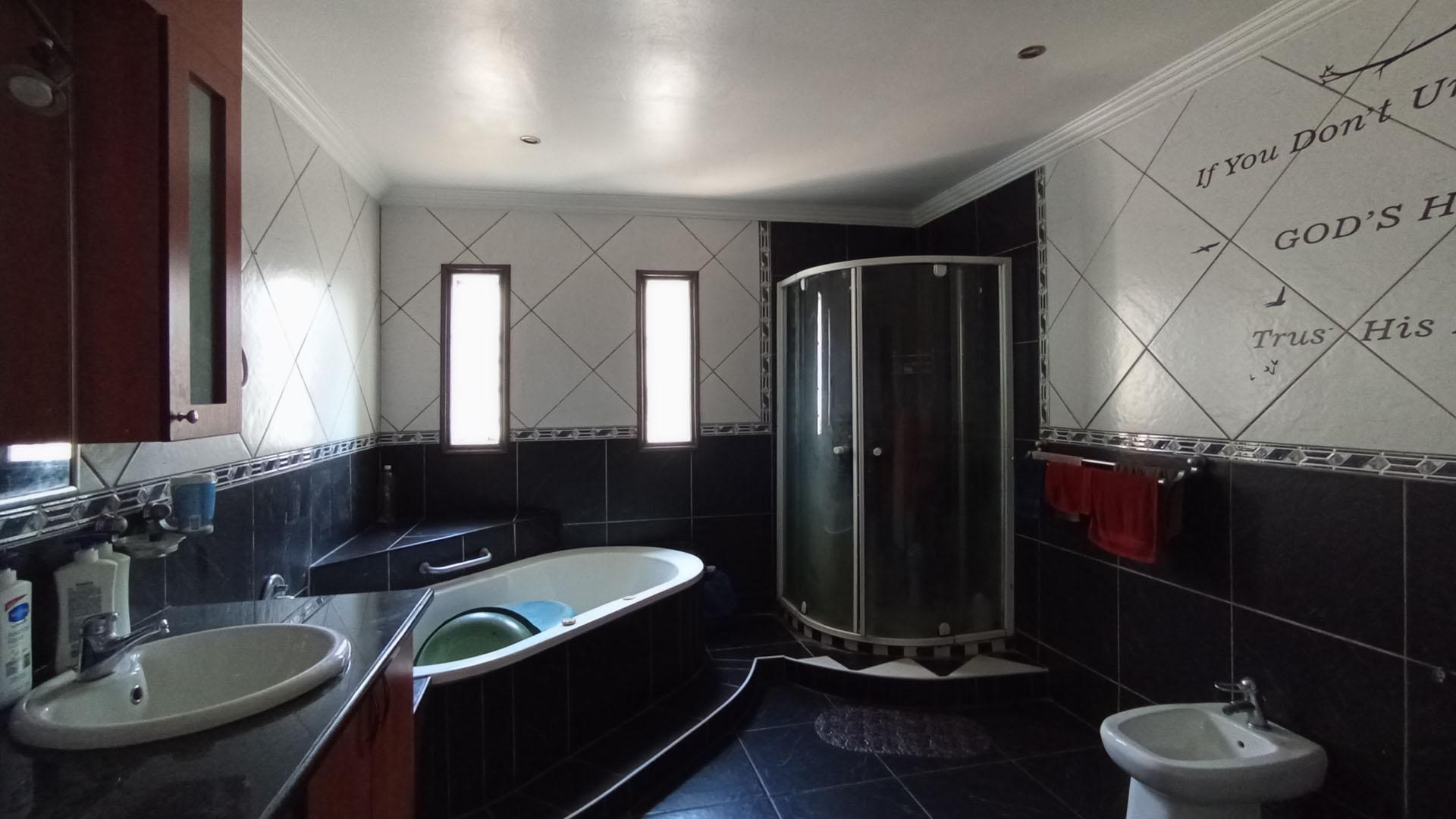 Main Bathroom - 12 square meters of property in Faerie Glen