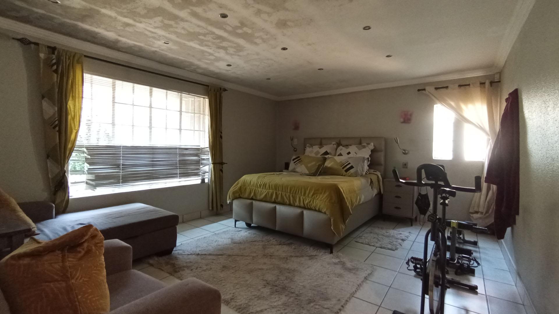 Main Bedroom - 36 square meters of property in Faerie Glen