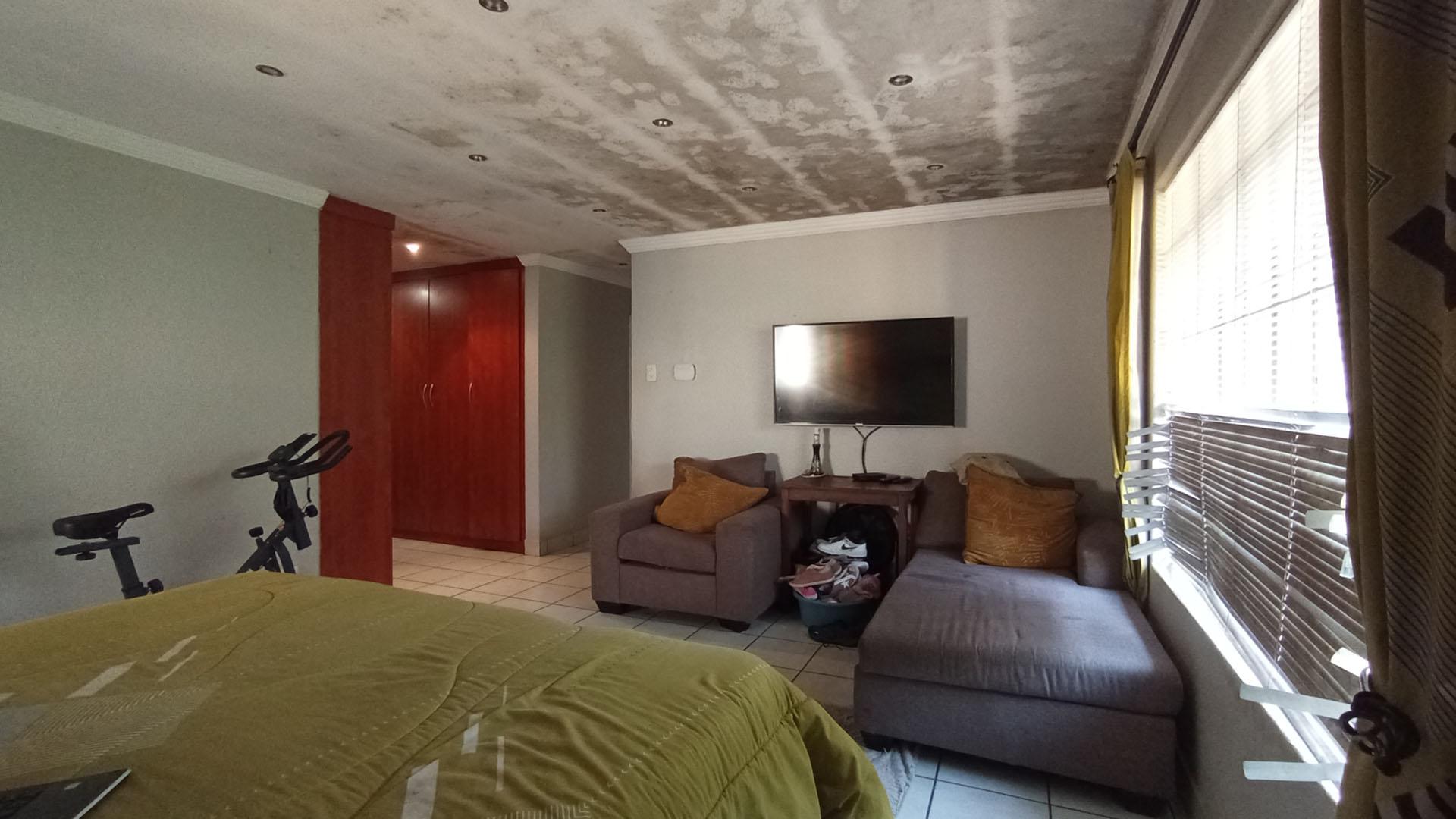 Main Bedroom - 36 square meters of property in Faerie Glen