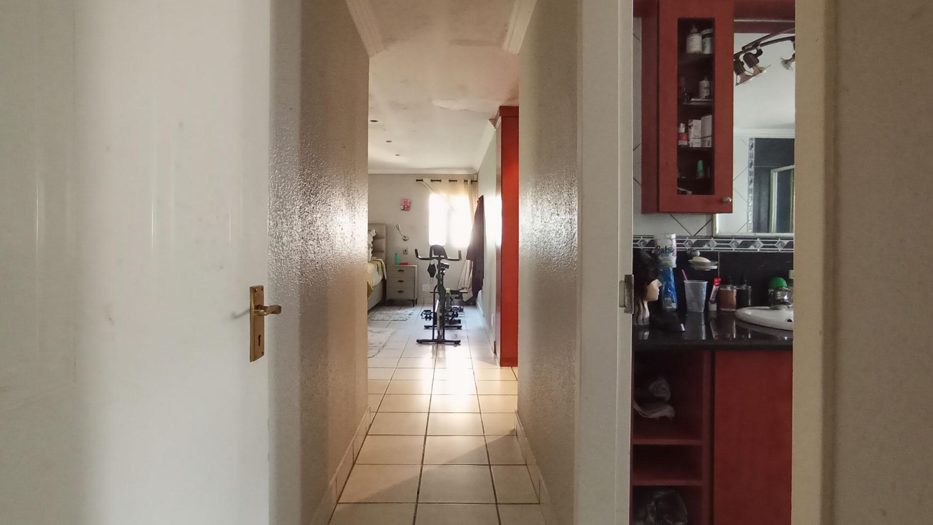 Main Bedroom - 36 square meters of property in Faerie Glen