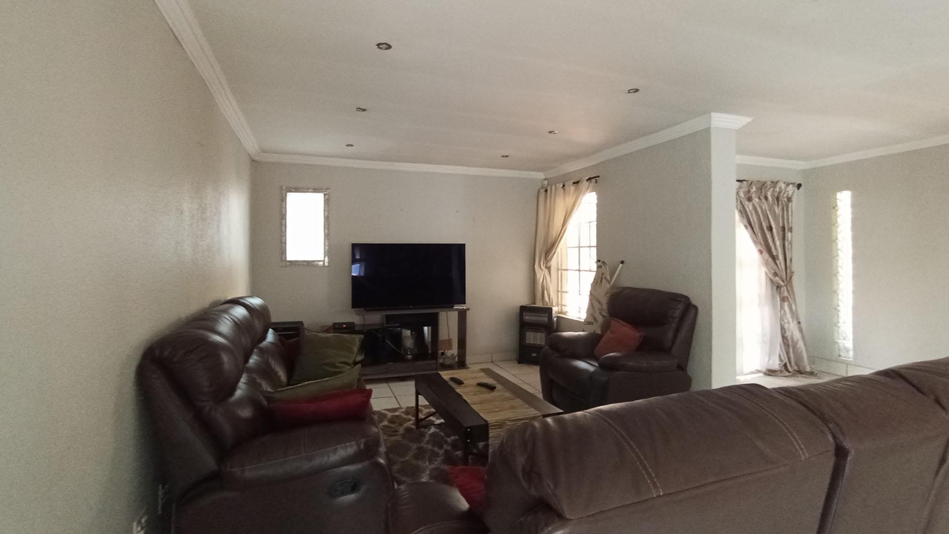 Lounges - 26 square meters of property in Faerie Glen