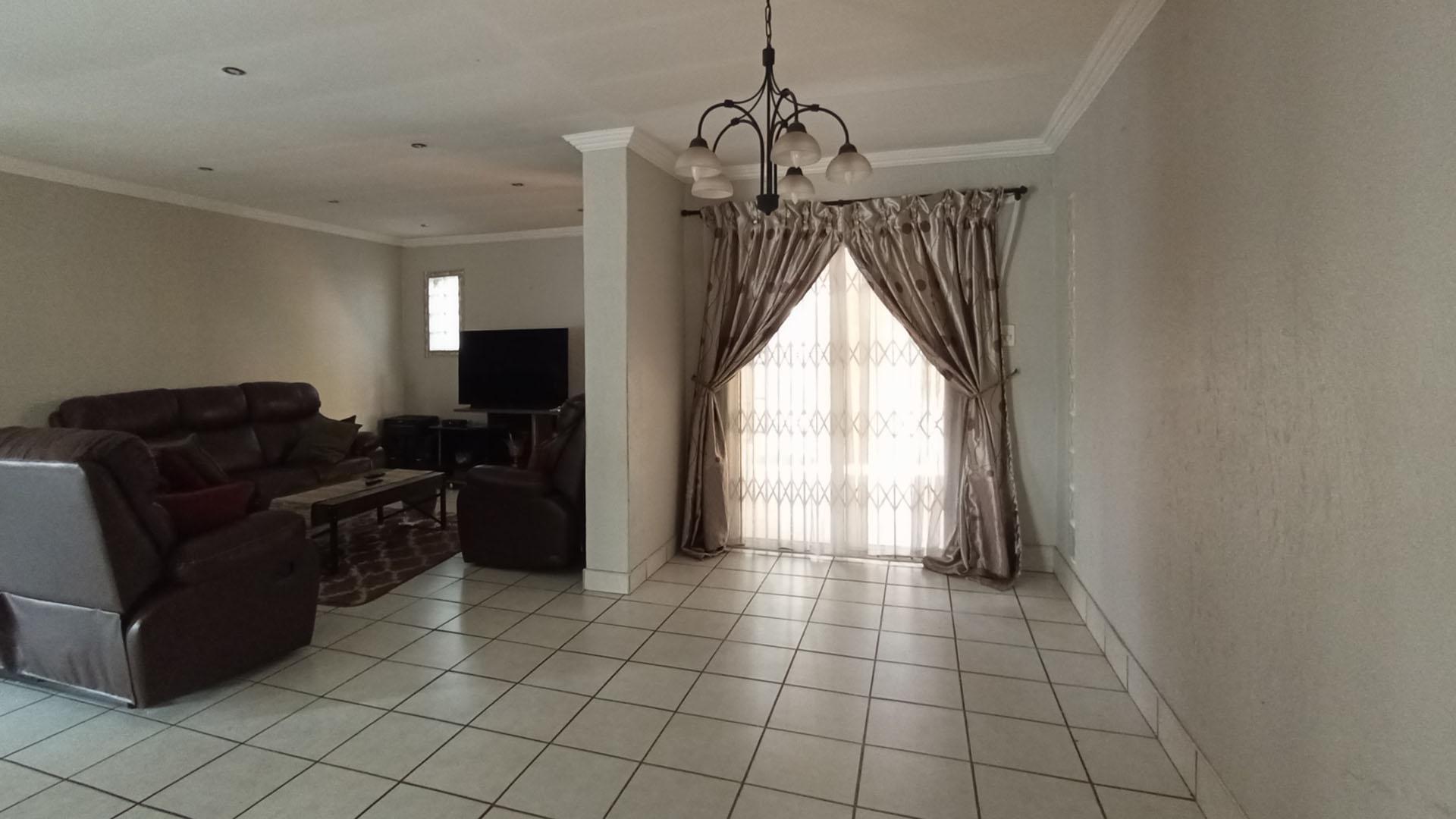 Dining Room - 13 square meters of property in Faerie Glen