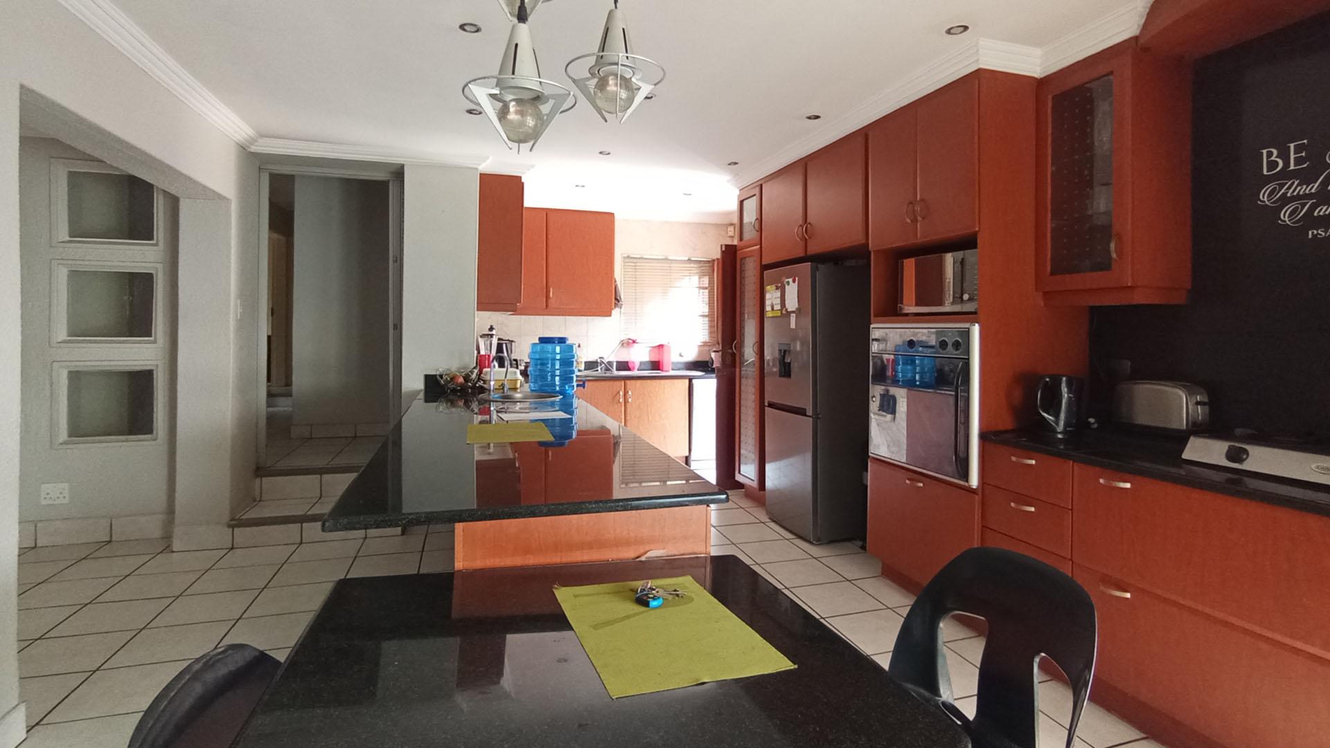 Kitchen - 28 square meters of property in Faerie Glen