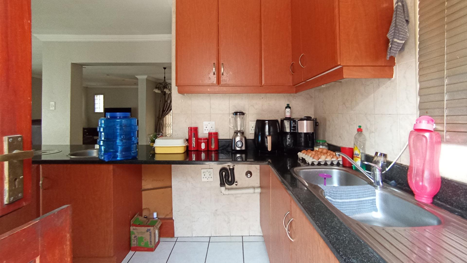 Kitchen - 28 square meters of property in Faerie Glen