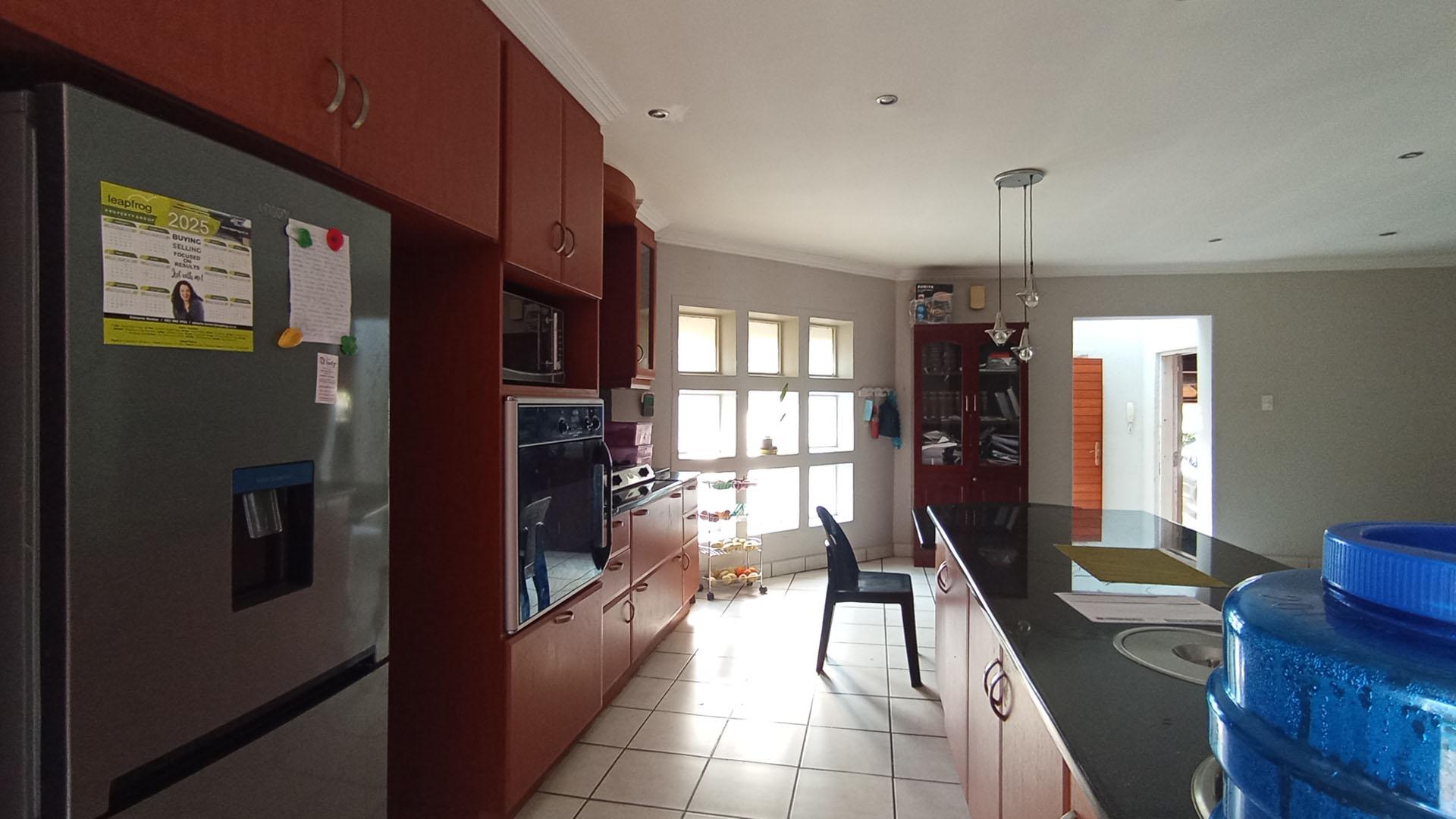Kitchen - 28 square meters of property in Faerie Glen