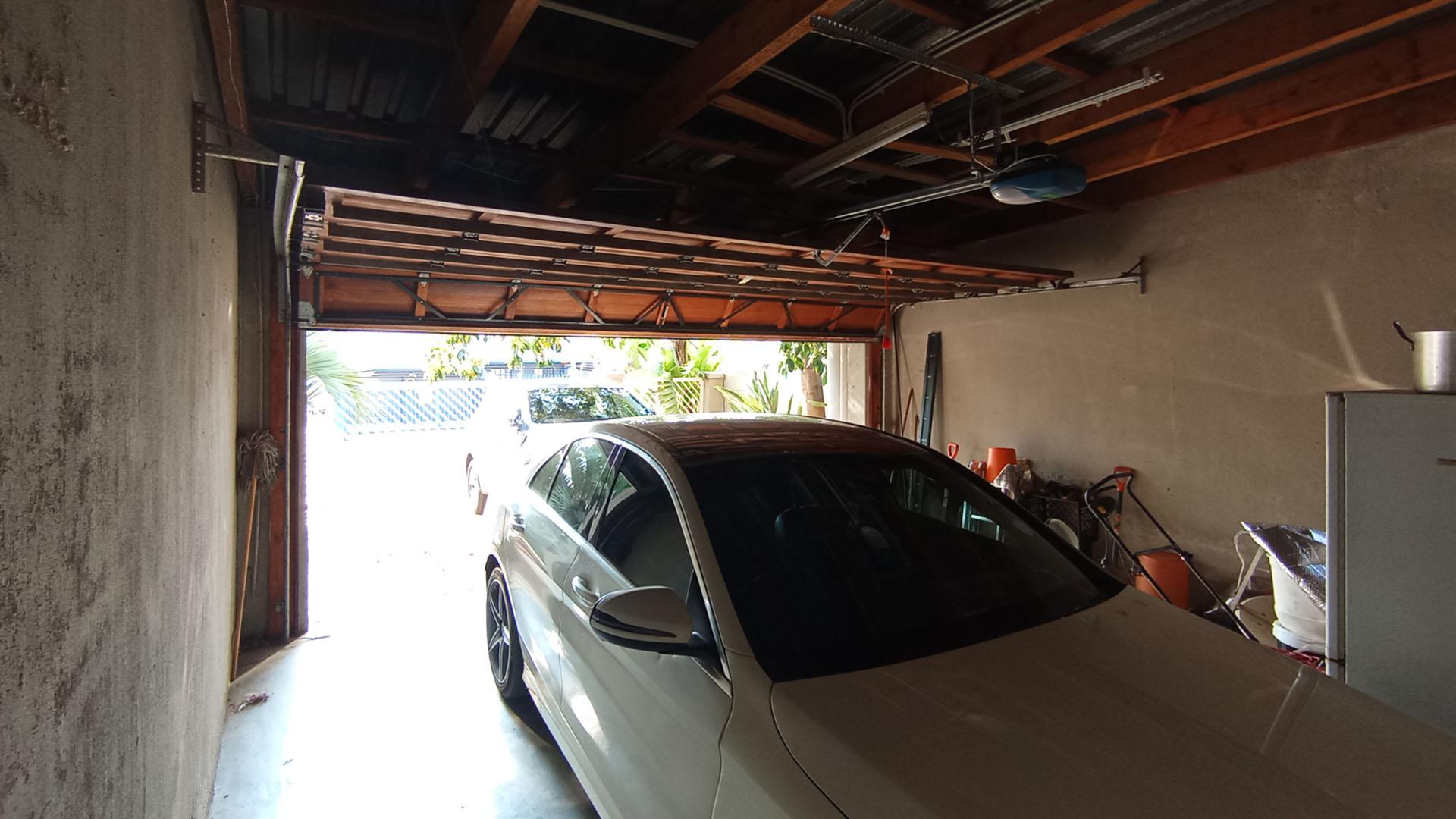 Garage - 33 square meters of property in Faerie Glen