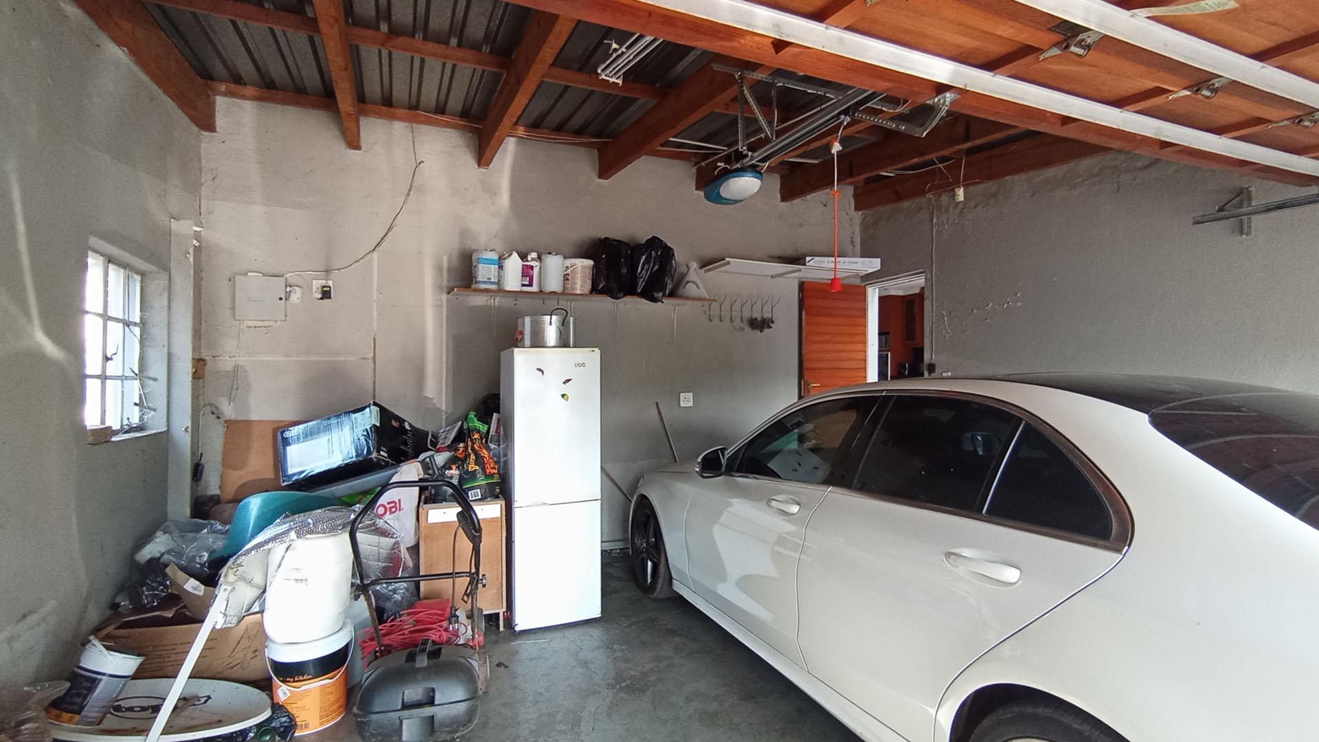 Garage - 33 square meters of property in Faerie Glen