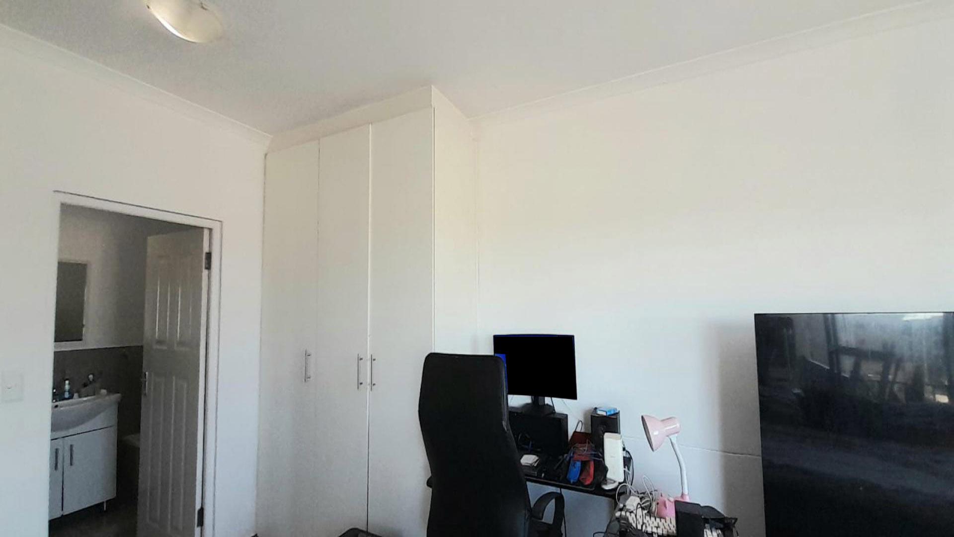 Main Bedroom - 19 square meters of property in Burgundy Estate