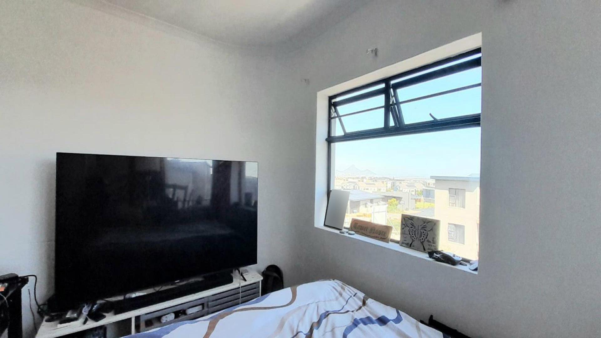 Main Bedroom - 19 square meters of property in Burgundy Estate