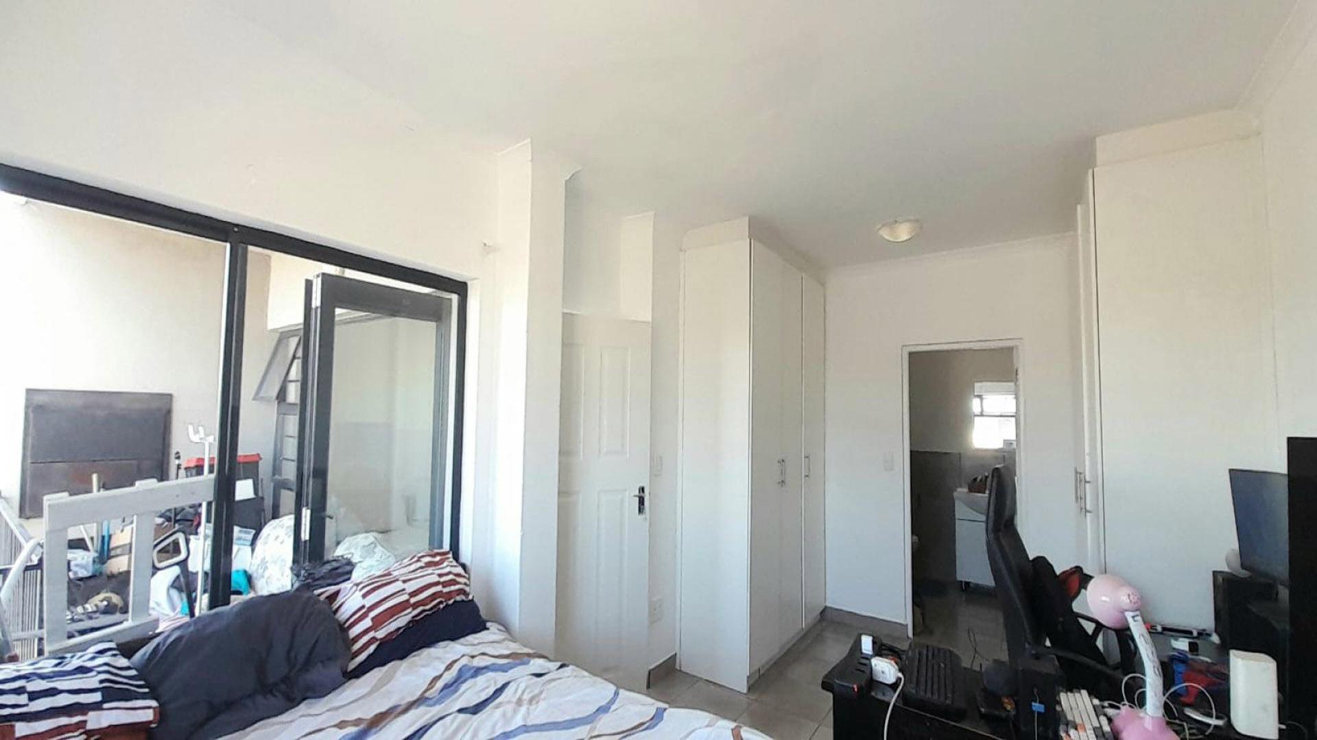 Main Bedroom - 19 square meters of property in Burgundy Estate