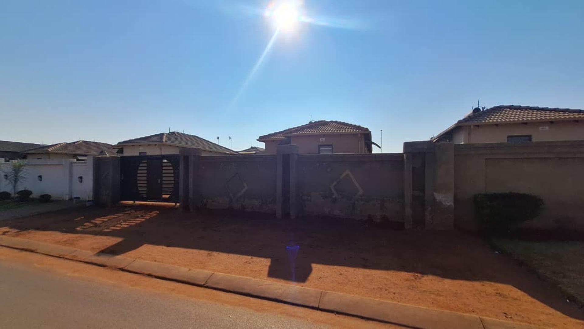 Front View of property in Dawn Park