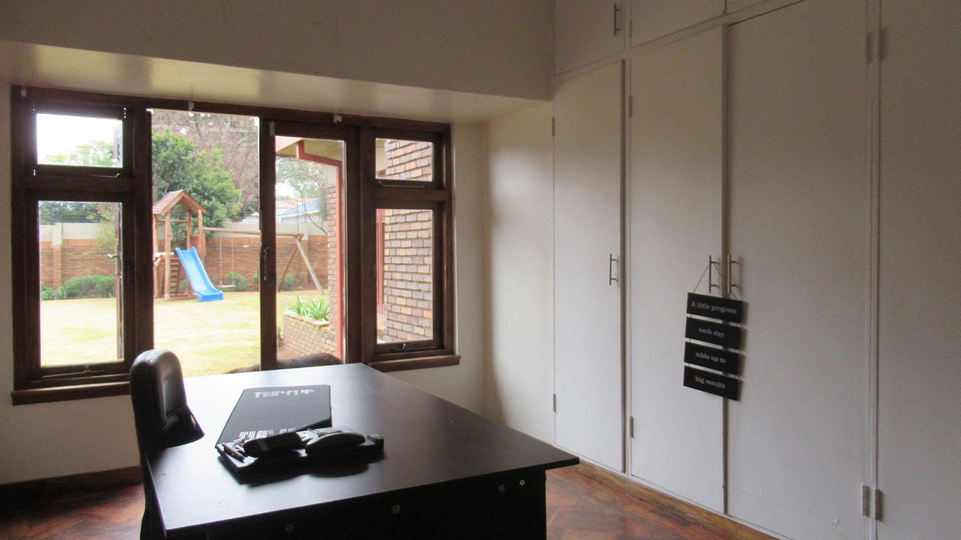Bed Room 1 - 18 square meters of property in Highlands North