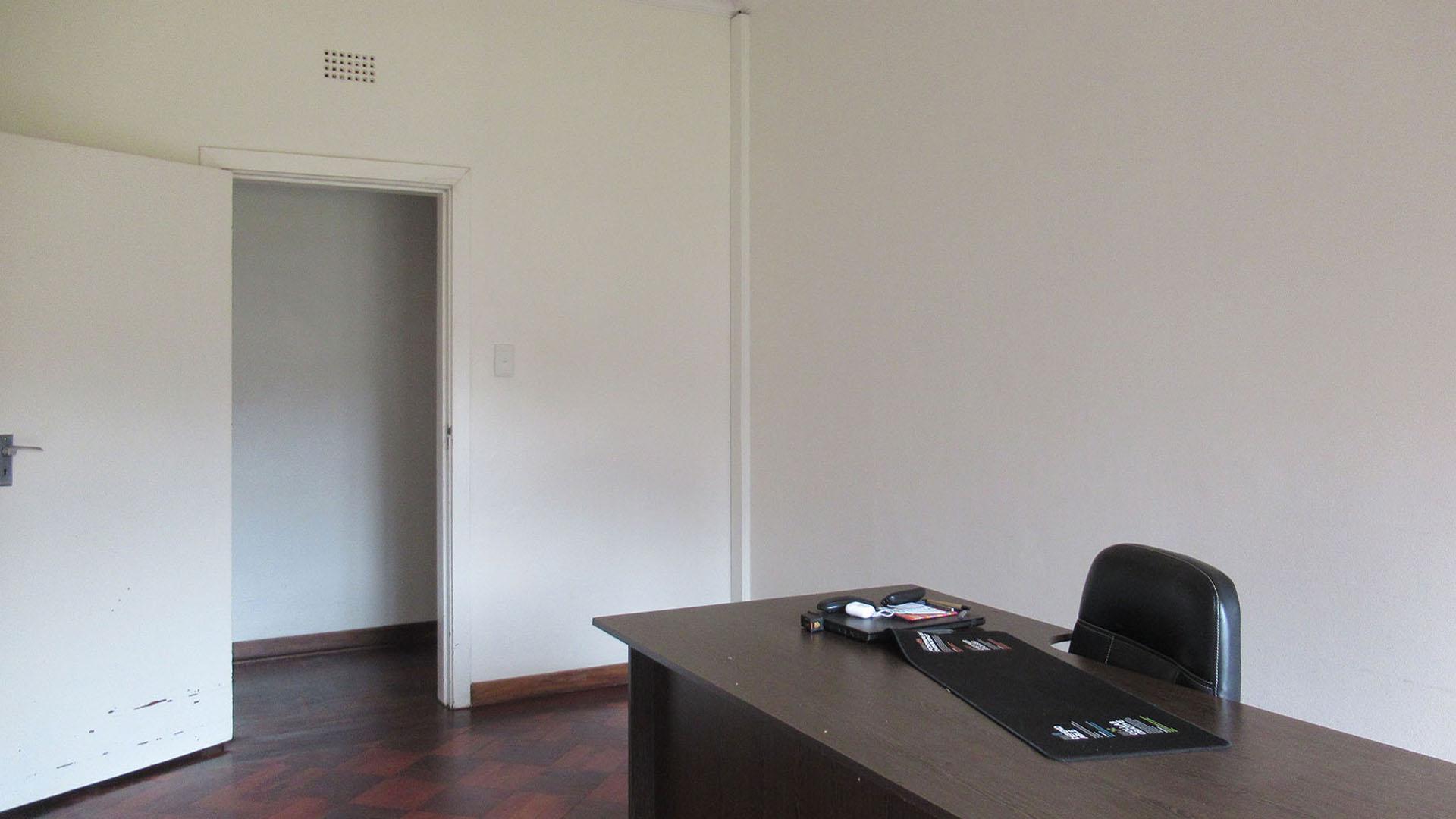 Bed Room 1 - 18 square meters of property in Highlands North